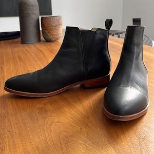Nisolo Everyday Chelsea Boots. Black. Size 9.